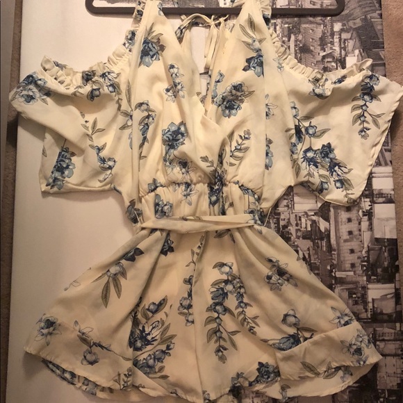 Floral off the shoulder romper - Picture 3 of 3